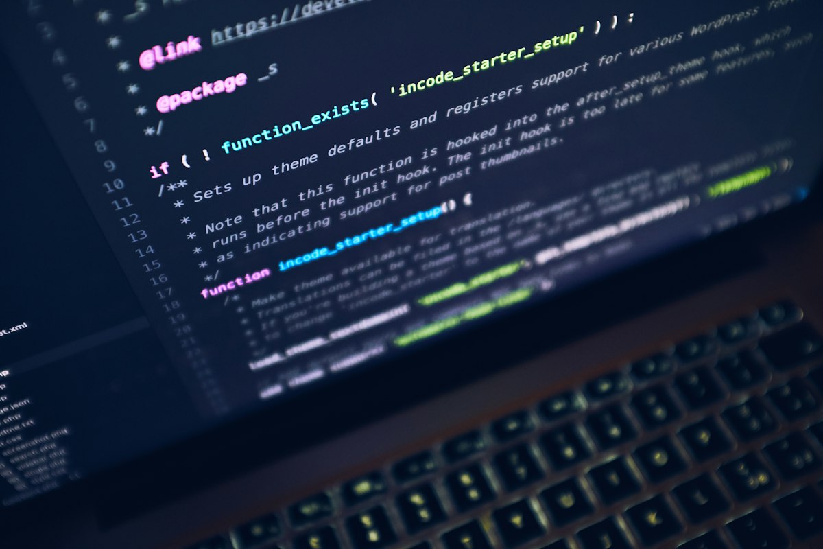 Computadora portátil con código de programación; imagen ilustrativa
